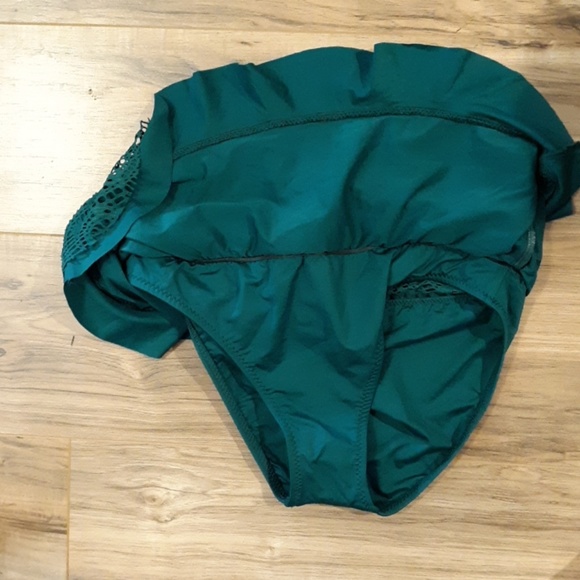 New Becca by Rebecca Virtue Crochet Bikini Bottom. - Picture 7 of 7